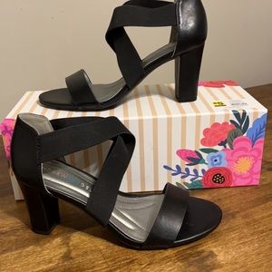 NIB Andrew Geller black elastic strap heels size 7